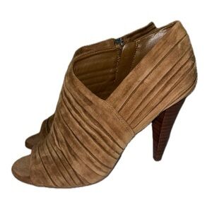 VINCE CAMUTO WOMEN’S SUEDE ANKLE BOOTIES, CAMEL